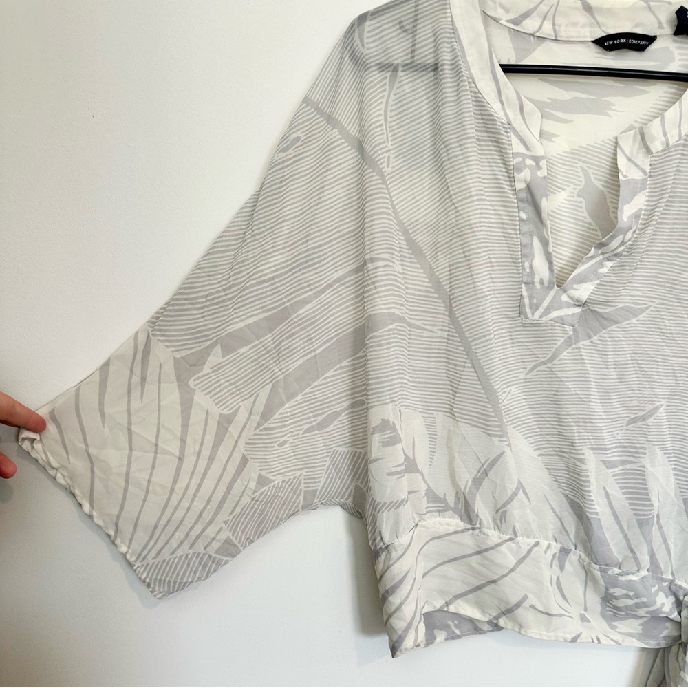 New York & Company White and Gray Palm Tropical Patterned Blouse - Size: Large - Picture 5 of 5